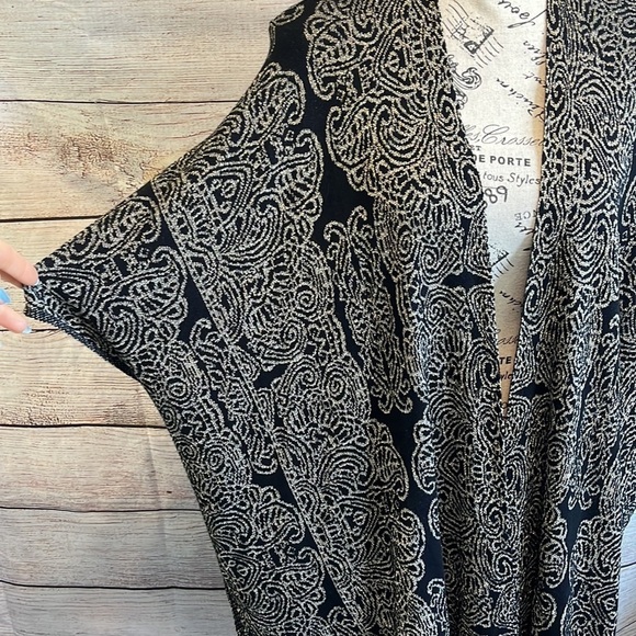 Chico’s Ivy Ruana Wrap Poncho Metallic Fringe Sleeves Black Gold One Size - Picture 3 of 10